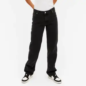 svarta jeans i strl 24 från monki säljs för 250kr+frakt