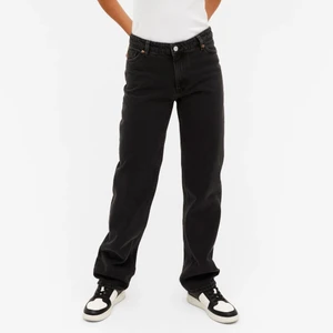 monki jeans  - svarta jeans i strl 24 från monki säljs för 250kr+frakt