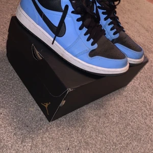 Jordan 1 low - Säljer mina Jordan 1 storlek 43 för jag inte har någon användning av dem. Säljer dem för 500kr
