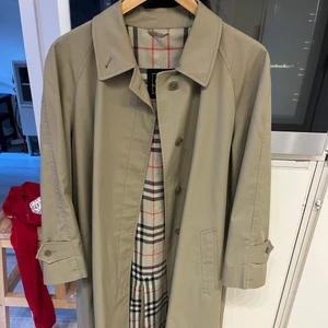 Trenchcoat  - Färgen är som på sista bilden. Går till mitten av vaderna på mig som är 164 cm. 