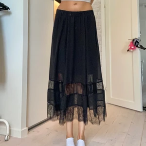 Lång kjol  - Lång fin kjol med spets! Använd några gånger, fint skick! 