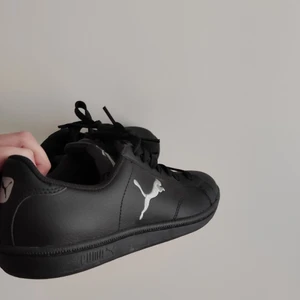 Puma skor - Helt oanvända Puma skor i modellen Cat. Storlek 38! Säljer då de uppenbarligen inte kom till användning