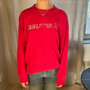Röd oversized långärmad tröja - Oversized röd långärmad tröja med tryck köpt från beyond retro, köpte den lite sliten men knappt använd 