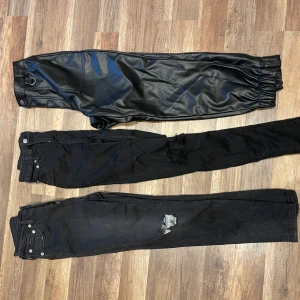 Byxor - Jeans med hål storlek M. Fejkläder byxor, inte slimmade. Storlek M. 200 för alla.