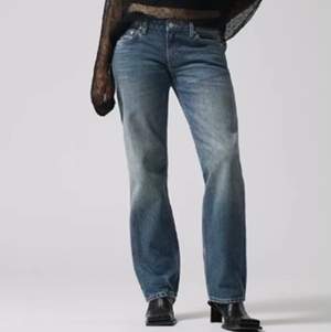 Snygga mörkblå lågmidjade jeans från Weekday i modellen ”low arrow”, storlek 24/32. Nypris: 500kr men säljer för 350! Helt oanvända o lappen finns kvar. Kontakta vid fler frågor☺️☺️