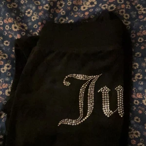 Juicy pants  - I fixed them in the ends cause it was too long for me. So, it’s gonna fit you, if you’re around 160 or bit more. I’ve just worn it like three times it’s like a new