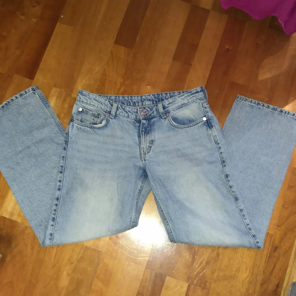 Säljer dessa trendiga och efter traktade  lågmidjade jeans från weekday i modellen ”arrow”. Säljer då dem är lite försmå för mig! Pris kan diskuteras 💓. Jeans & Byxor.