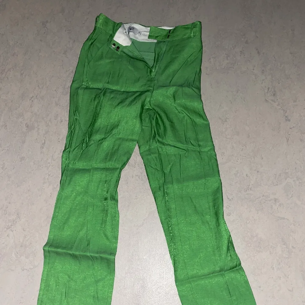 säljer dessa gröna kostymbyxor för 200 kr. nypriset är 500 kr men eftersom jag inte har använt de så säljer jag de för 200 kr. de är från NA-KD och skulle nog säga att de passar mig bra med längden.  (de är ganska skrunliga i bilden). Jeans & Byxor.