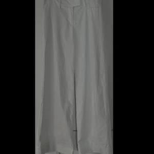Kostym byxor strl 34 - Jätte fina vita lowrise kostym byxor från hm. Strl 34/36 100cm i längden och 67 runt hela midjan är och är lite stretchiga. Har två extra knappar om en går sönder och är dessutom aldrig använda. Frakt 39kr 😊