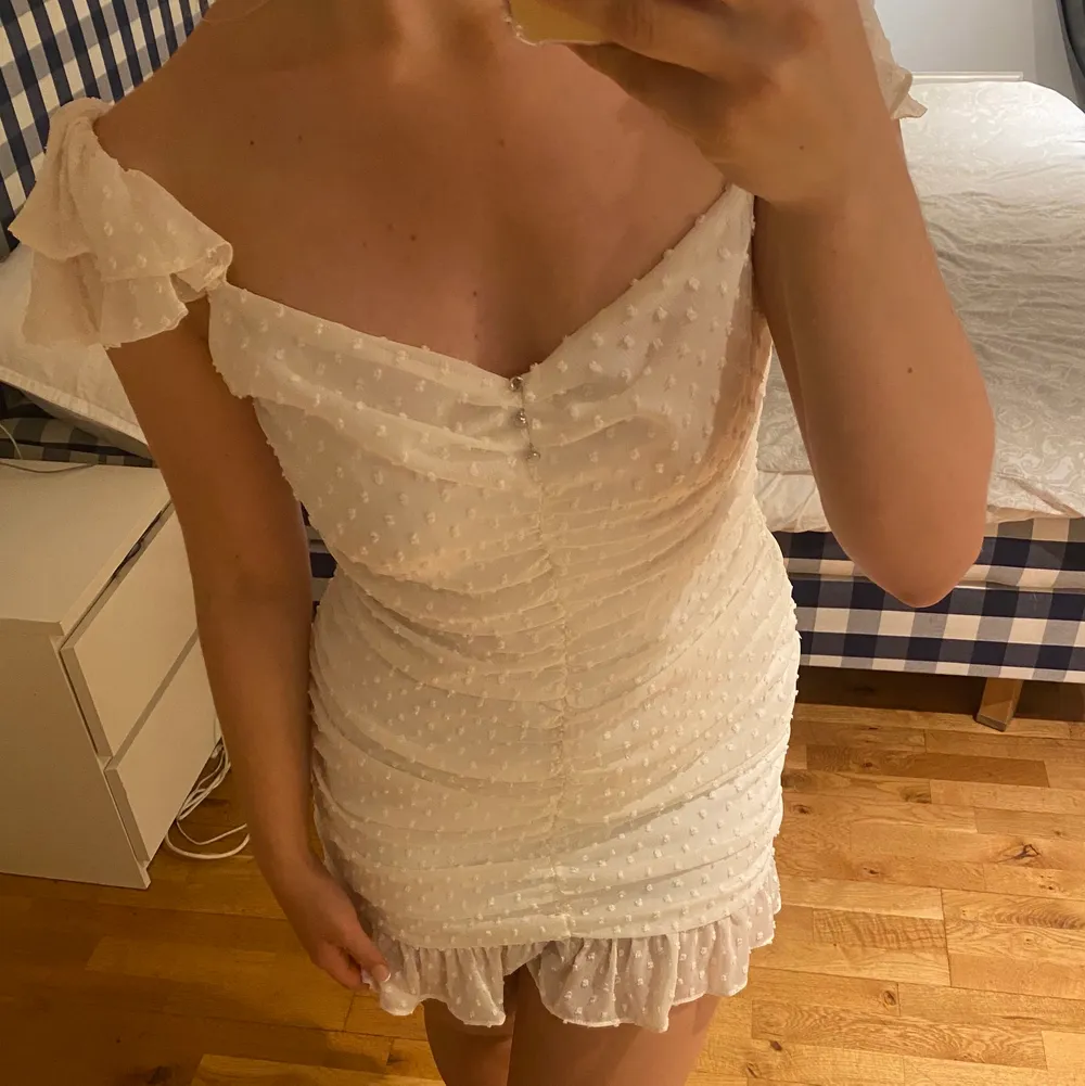 Säljer denna ursnygga vita  klänning med prickar och volanger från Zara i storlek L men passar mer som en S/M. Använd 1 gång. Köpt i Paris i Juni i år.. Klänningar.