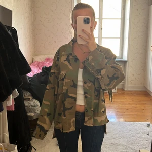 Militärjacka - As snygg jacka från zara, passar till allt nu i höst❤️har en liknande därför säljer jag.