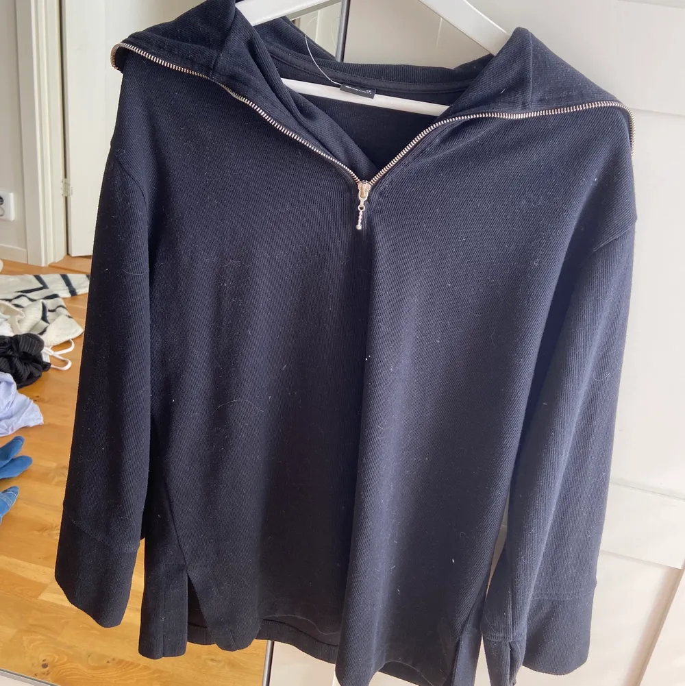 Så fin marinblå tröja perfekt nu till hösten😍 150 plus frakt 📦 66kr!. Tröjor & Koftor.