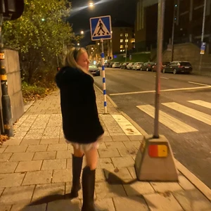 Pälsjacka - Svart pälsjacka med stor luva, jättefin och bekväm passar upp till M❤️