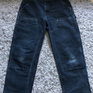 Carhartt double Knee - Tja säljer nu mina carhartt byxor då jag inte använder dem längre. Är i bra skick. Jag är 180 och dem passar utmärkt👍🏼. Kan fraktas eller mötas upp vid Odenplan. 
