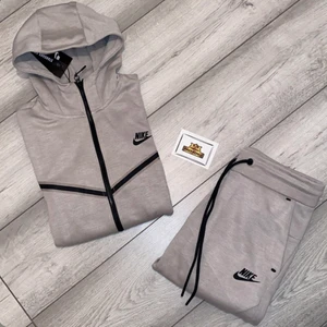 Nike tech fleece set!! Storlek M - Min bror vad mig sälja detta setet det är storlek M! Det blir 2000 cirka för en kostar 1000 och jag säljer båda!🥰