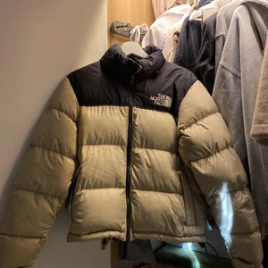 The north face nupste dunjacka - Northface dunjacka i beige färg. Slutsåld och tillverkas ej längre💓💓💓💓väldigt unik färg dressyrdomare⭐️⭐️nypris runt 3000kr skriv för intresse o prisförslag 