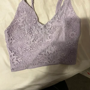 Topp från bikbok - gullig topp från bikbok i storlek S men skulle säga att den är mer en XS