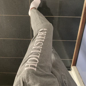 Hollister mjukis - Säljer dessa as sköna mjukisbyxorna från hollister!💕 Säljer pga kommer ej till användning! Skriv priv för fler bilder😇