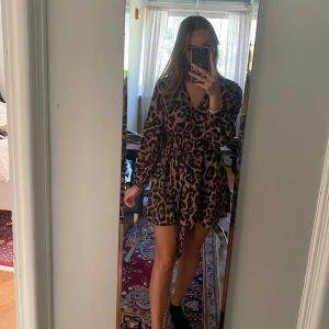 Klänning - Leopardfärgad klänning med band att knyta med