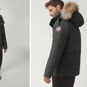 Canada goose wyndham parka - Fick den som present föra vintern. Jag har totalt tagit på mig den 2-4 gånger. Den är som helt ny. Den är i jätte bra skick.   Säljs utan päls. Pris går att diskutera  Skriv för mer info