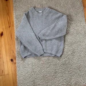 Stickad tröja - Grå stickad tröja från hm i storlek s, i bra skick och perfekt för hösten😁