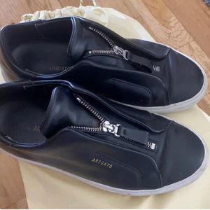 Arigato skor - säljer mina nästan helt oanvända arigato skor. jätte fint skick och inprincip helt nya💕