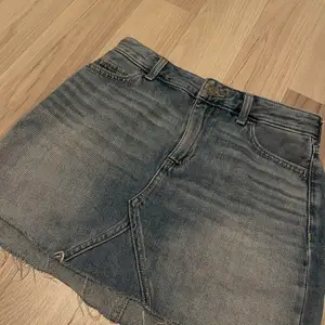 Jeanskjol från Hollister.  Använd ett par gånger, gott skick. 