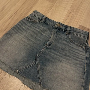Jeanskjol Hollister storlek XS - Jeanskjol från Hollister.  Använd ett par gånger, gott skick. 