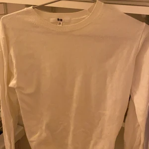Vit stickad tröja  - Från uniqlo i kashmir blandning i storlek xxs men passar även större (xs/s typ) bra skick💘