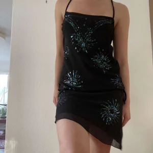 Paljettklänning  - Svart paljettklänning köpt i Frankrike✨Aldrig använd