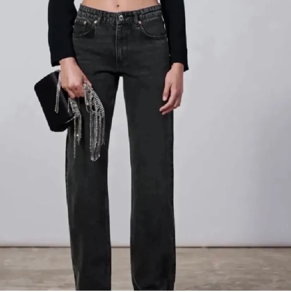 Säljer dessa jeans från zara. Skulle säga att dom är mer low Waist än mid Rise. Typ alldrig använde så i topp skick. Köparen står för frakt. Vid frågor eller fler bilder är det bara att skriva.. Jeans & Byxor.