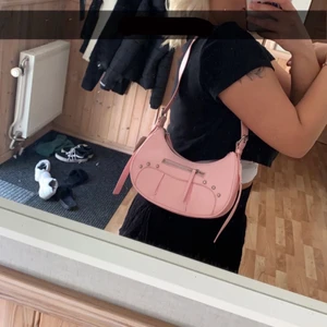 Handväska - Rosa jättesöt väska ifrån Monki.  Oanvänd.  Kär i färgen men säljer den då jag inte får användning av den.  Nypris - 250kr Frakt 66kr ev mötas upp :)