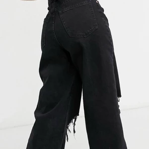 Slitna jeans - Använda men i bra skick, färgen är dock lite urtvättad , skickar bilder vid intresse. 