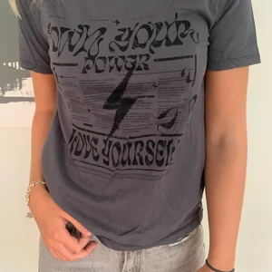 T-shirt na-kd - Superfin t-shirt från na-kd i storlek XS, jag är vanligt S men denna passar bra. Knappt används därav säljs den. 50kr + frakt. Fraktkostnaden i annonsen stämmer ej💗