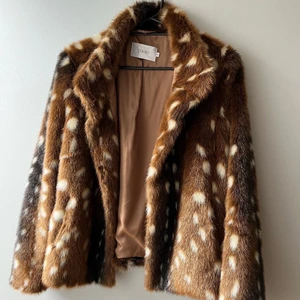 STAND JACKA - Fett cool och snygg pälsjacka storlek 40, perfket för mig som är storlek 38 så jag kan ha en huddie under och den sitter bra ändå. 