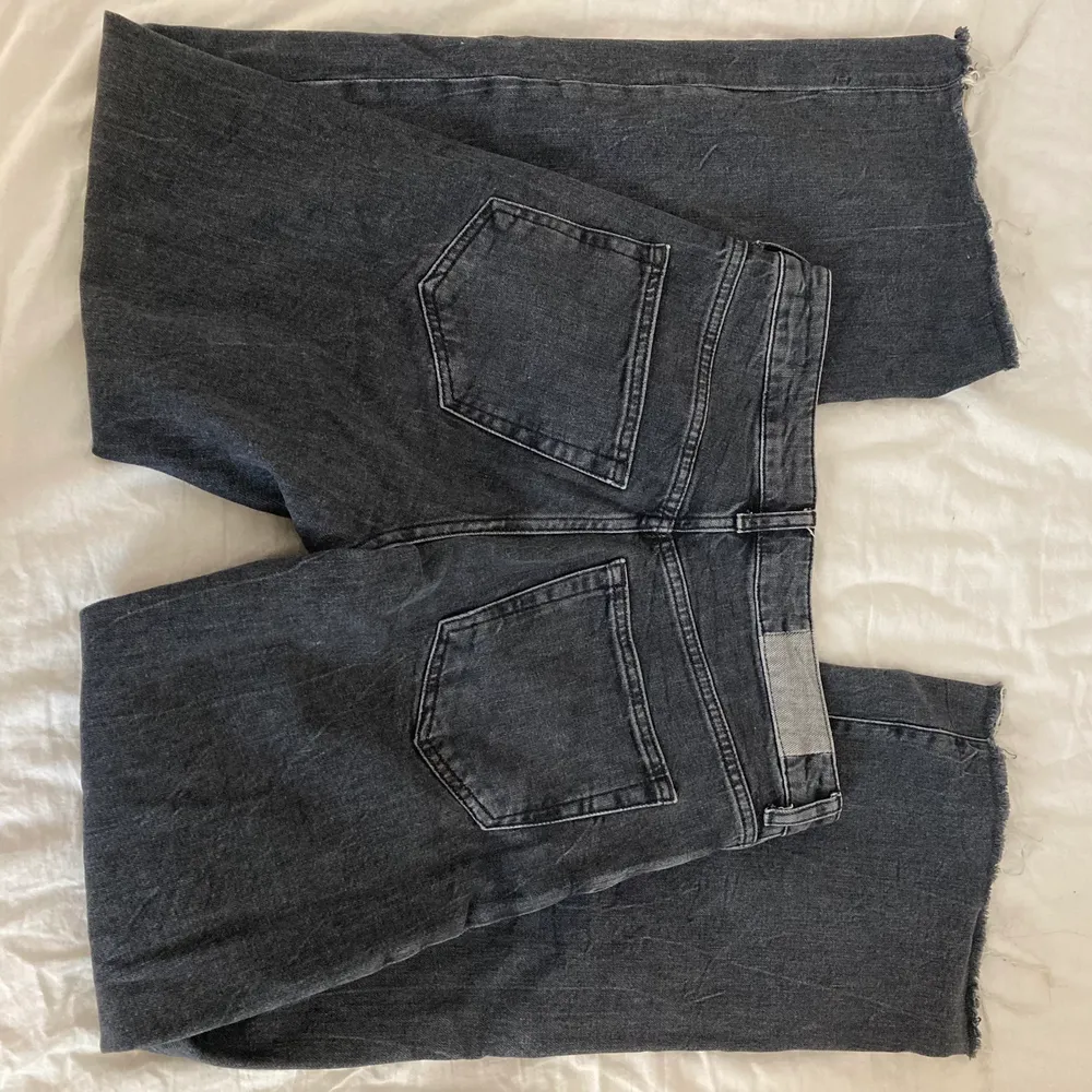 Jättefina jeans från märket Karve med slitningar ned till. Byxorna är i stl S och säljes pga börjar bli för små!. Jeans & Byxor.