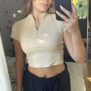 Beige topp -  Topp från Nelly i strl M. Använd endast någon gång!