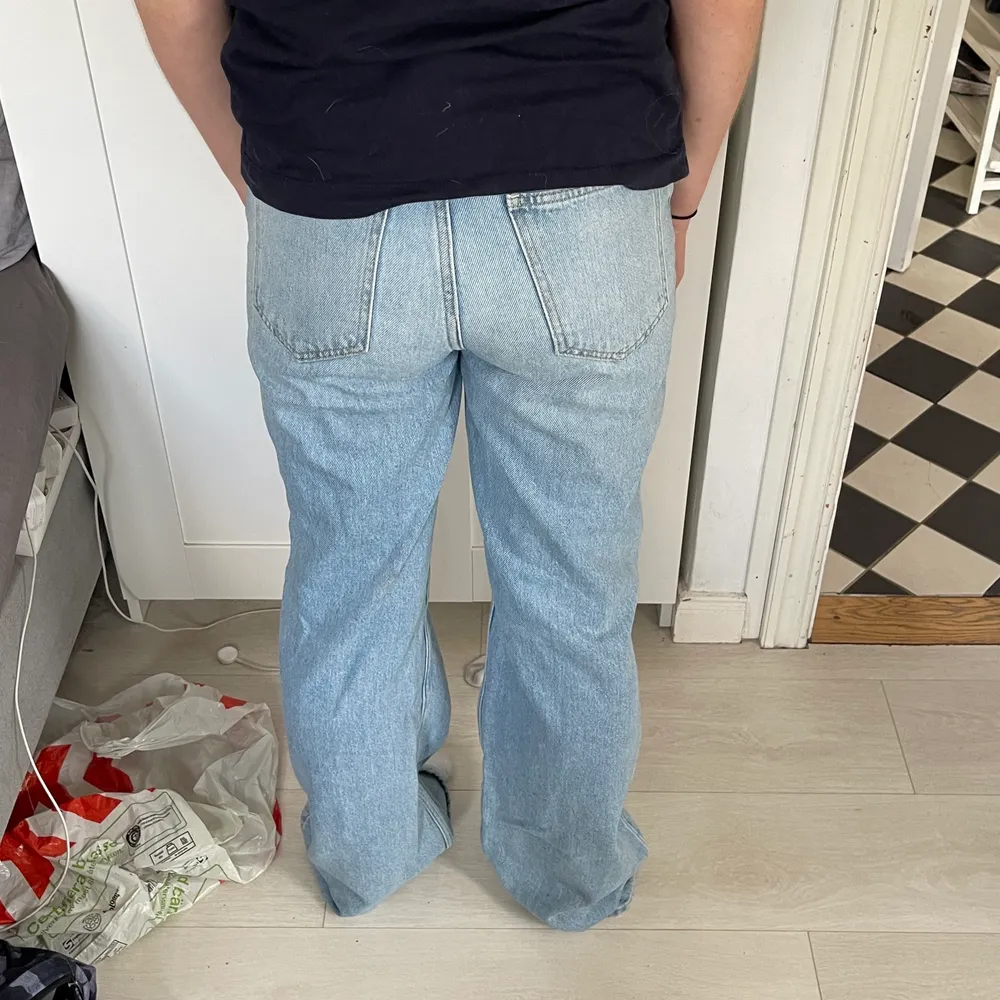 Säljer mina absoluta favorit jeans då dom tyvärr tyvärr har blivit för små. Använda några enstaka gånger så dom är i mycket bra skick. Ljusblå raka jeans med mellanhög midja (vid naveln ungefär). Byxorna är i storlek S men passar även Xs-M ! . Jeans & Byxor.
