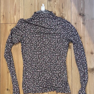 Blommig polo  - Blommig polo från H&M 