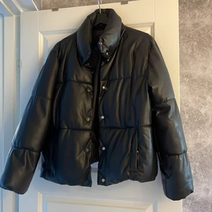Jacka - Snygg vinter/höst jacka i skinnmaterial. Använd ett fåtal gånger i storlek M.