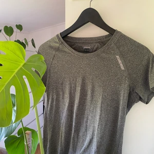 Träningströja  - Grå Träningströja från Kahru (köpt på Stadium). Storlek S.