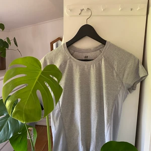 Träningströja - Grå träningströja från H&M. Storlek S.