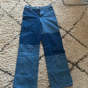 Två färgade jeans.  - Två färgade jeans.