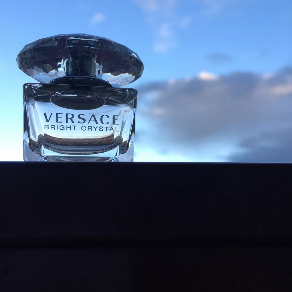 Säljer min nya Versace parfym för jag märkte att jag råka köpa exakt samma som jag fick av min kompis som också e ny!. Övrigt.