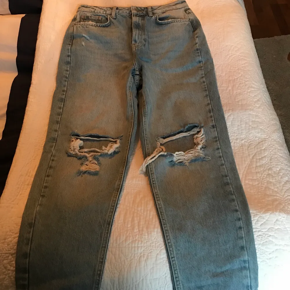 Ljusblåa jeans använda typ 1 gång Nypris 500kr, tar endast Swish . Jeans & Byxor.