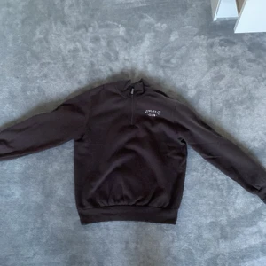 Half zip hoodie  - En skön hoodie från Jack & Jones i strl L. Använd fåtal gånger dvs att den är i bra skick. Köparen står för frakt! 😃