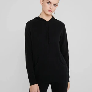 Davida cashmere hoodie - Svart hoodie från davida cashmere i storlek S, använd fåtal gånger därav nyskick, nypris 2095kr. 