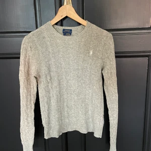 Ralph Lauren kabelstickad tröja  - Kabelstickad tröja från Ralph Lauren. Inte så använd men inte helt i nyskick. 💘