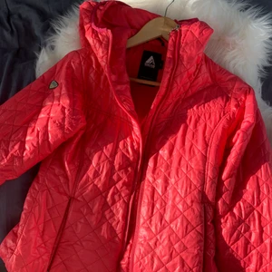 8848 Altitude jacka - Rosa vindjacka från 8848 Altitude i strlk 36, bra skick och mycket skön att ha på sig en kall dag! ☁️☁️ 200kr inklusive frakt
