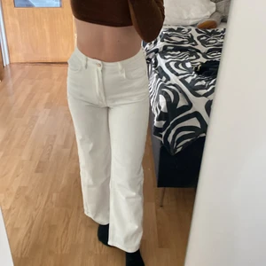 Ett par vita jeans  - Beställde byxorna för några dagar sedan och inte haft på mig dem. Är 162 cm lång o tycker att dom passar perfekt. Råkade beställa två stycken så säljer gärna bort dem jag nyss beställde☺️
